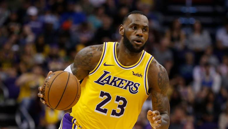 LeBron James surpasses Chris Paul to become No. 2 on NBA all-time assists list - Ảnh 1