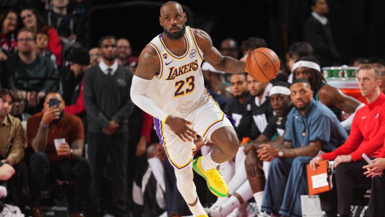 LeBron James issues stern wake-up call to Lakers locker room after disappointing night in Portland - Ảnh 1