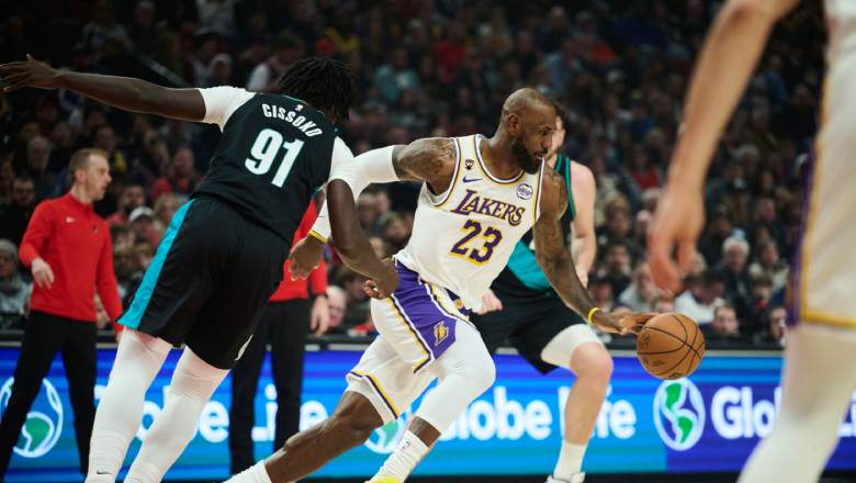 LeBron James issues stern wake-up call to Lakers locker room after disappointing night in Portland - Ảnh 2