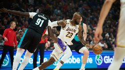 LeBron James issues stern wake-up call to Lakers locker room after disappointing night in Portland